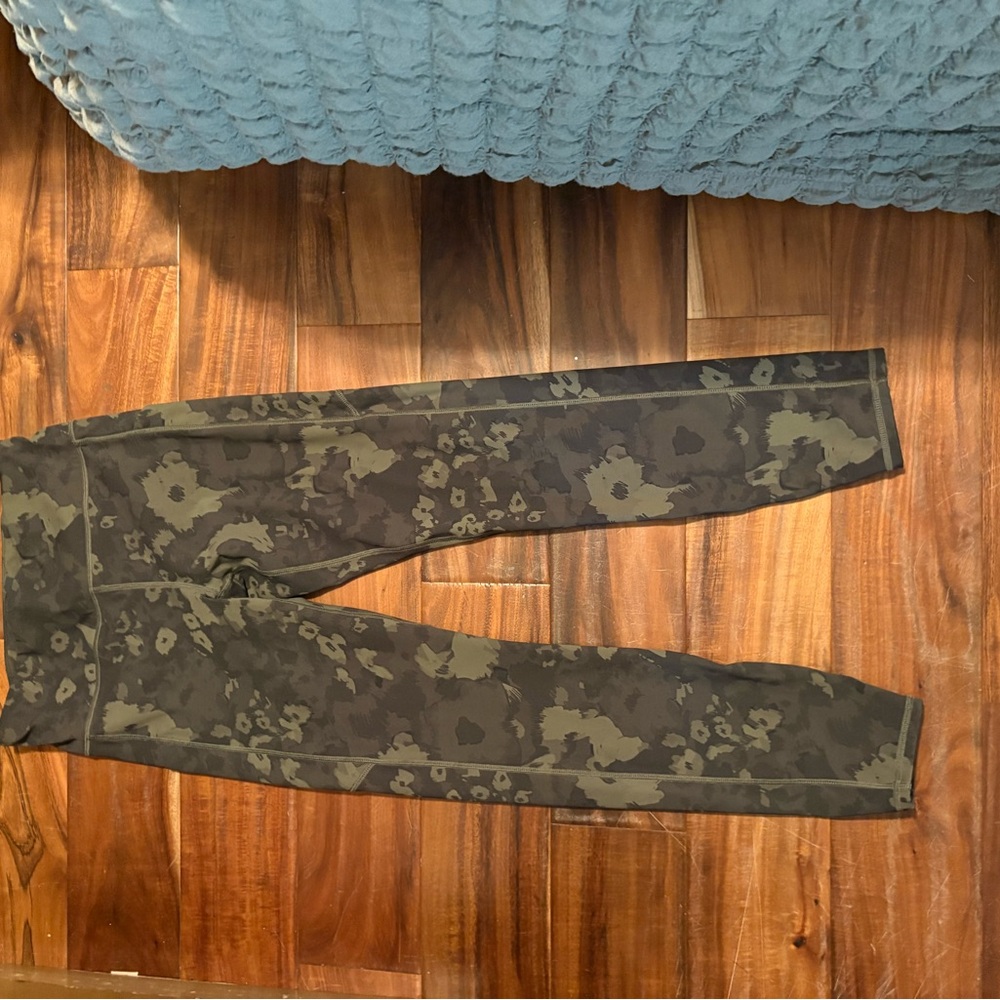 Euc Vuori Stride Pocket Leggings in the Oregano Camo Flower pattern (0824) - Picture 3 of 6